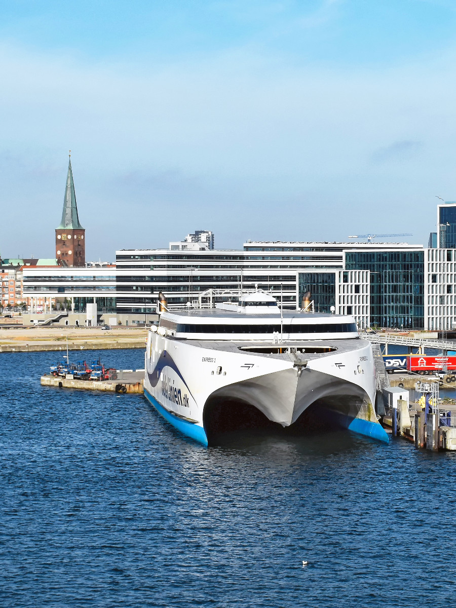 Fähre EXPRESS 1 von Molslinjen am Fährterminal in Aarhus (Dänemark)