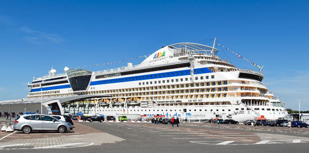 Kreuzfahrtschiff AIDAdiva von AIDA Cruises am Kreuzfahrtterminal in Warnemünde