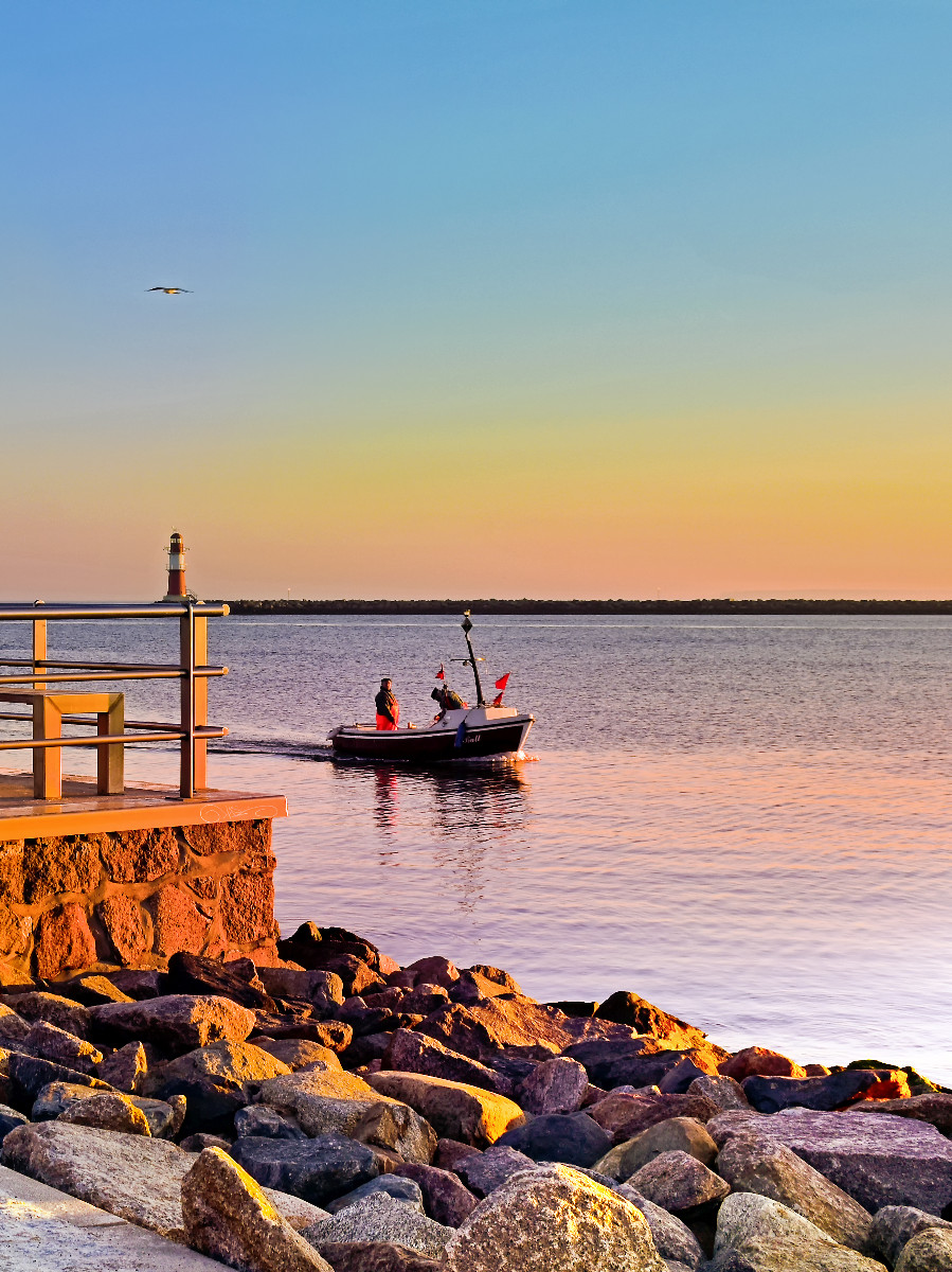 Fischerboot an Hafeneinfahrt von Warnemünde in Mecklenburg-Vorpommern